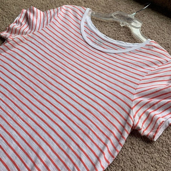 2 Old Navy Short Sleeve Tops - Picture 4 of 8